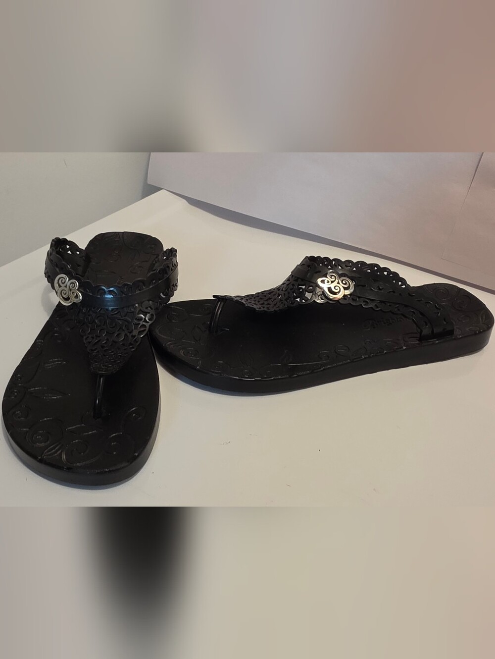 Brighton Womens Sz 9 Black Scroll Medallion EUC thongs sandals jelly flip-flops - Picture 4 of 7